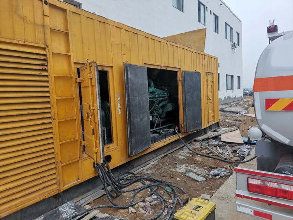 凤城如何在发电机出租合同中约定设备的维修和保养责任？